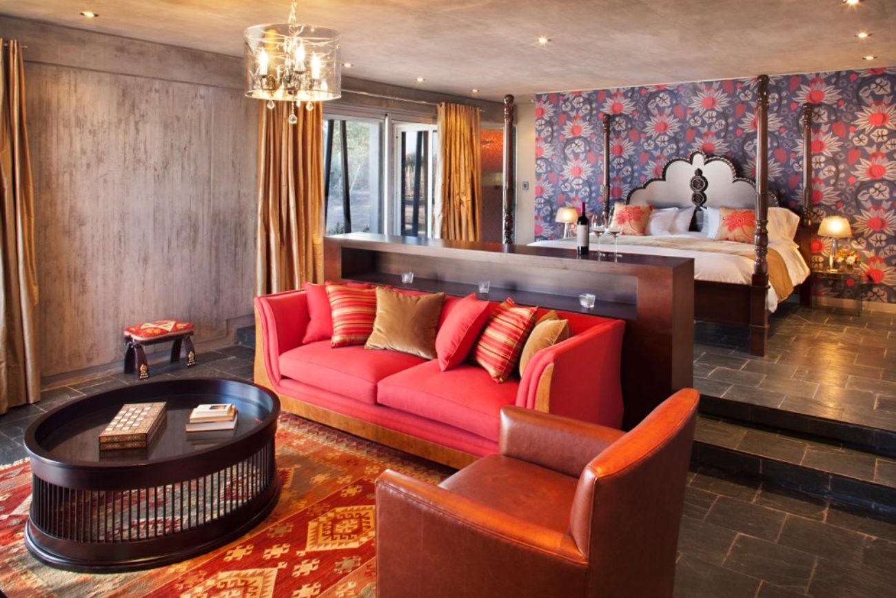 doubleroom-suite-couch-coffeetable-red-wood-cozy-entre-cielos-hamam-spa-argentina
