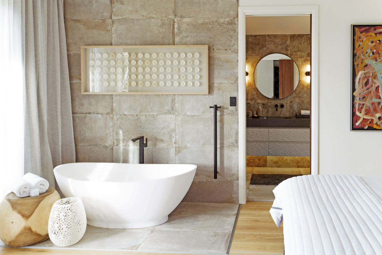 komala-lux-bedroom-bathtub-natural-gaia-retreat-spa-healing-hotel-australia