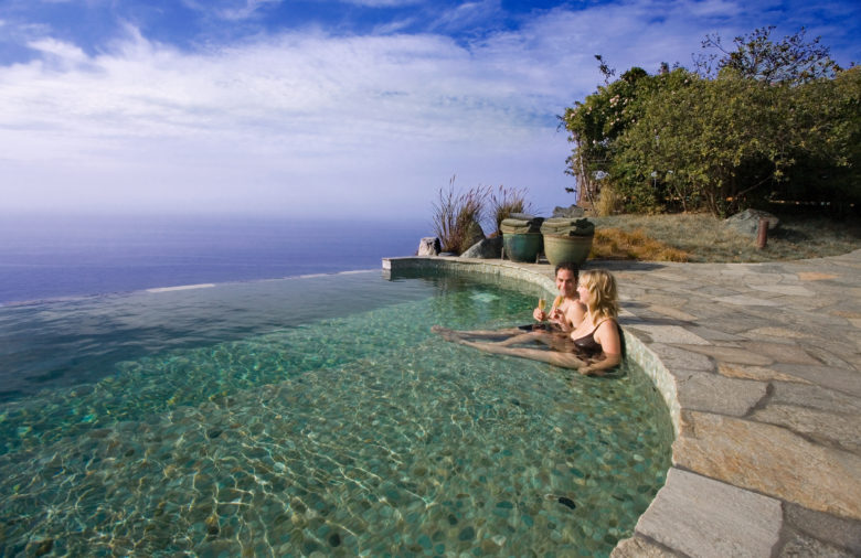 couple-infinity-pool-good-time-ocean-views-hillside-post-ranch-inn-california-usa