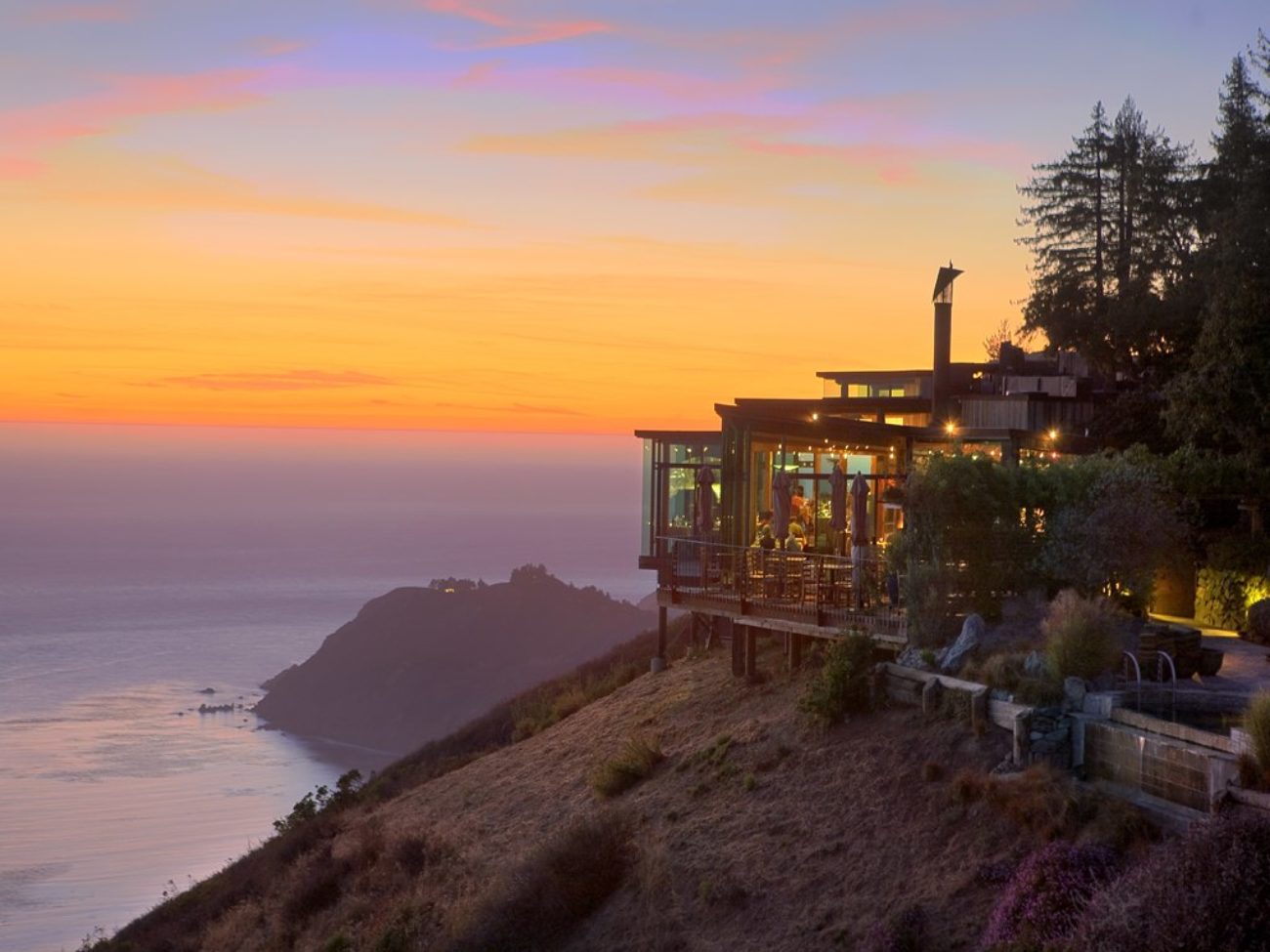 restaurant-view-ocean-sunset-golden-hour-romantic-lights-post-ranch-inn-california-usa