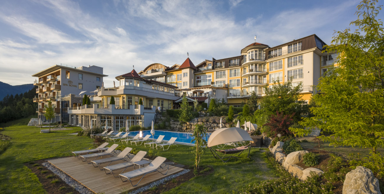 outside-exterior-building-garden-swimmingpool-sports-sunbeds-terrace-panorama-royal-hotel-austria