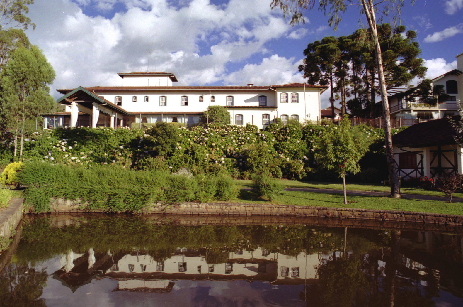 Exterior-nature-water-kurotel-contemporary-health-wellness-hotel-brazil