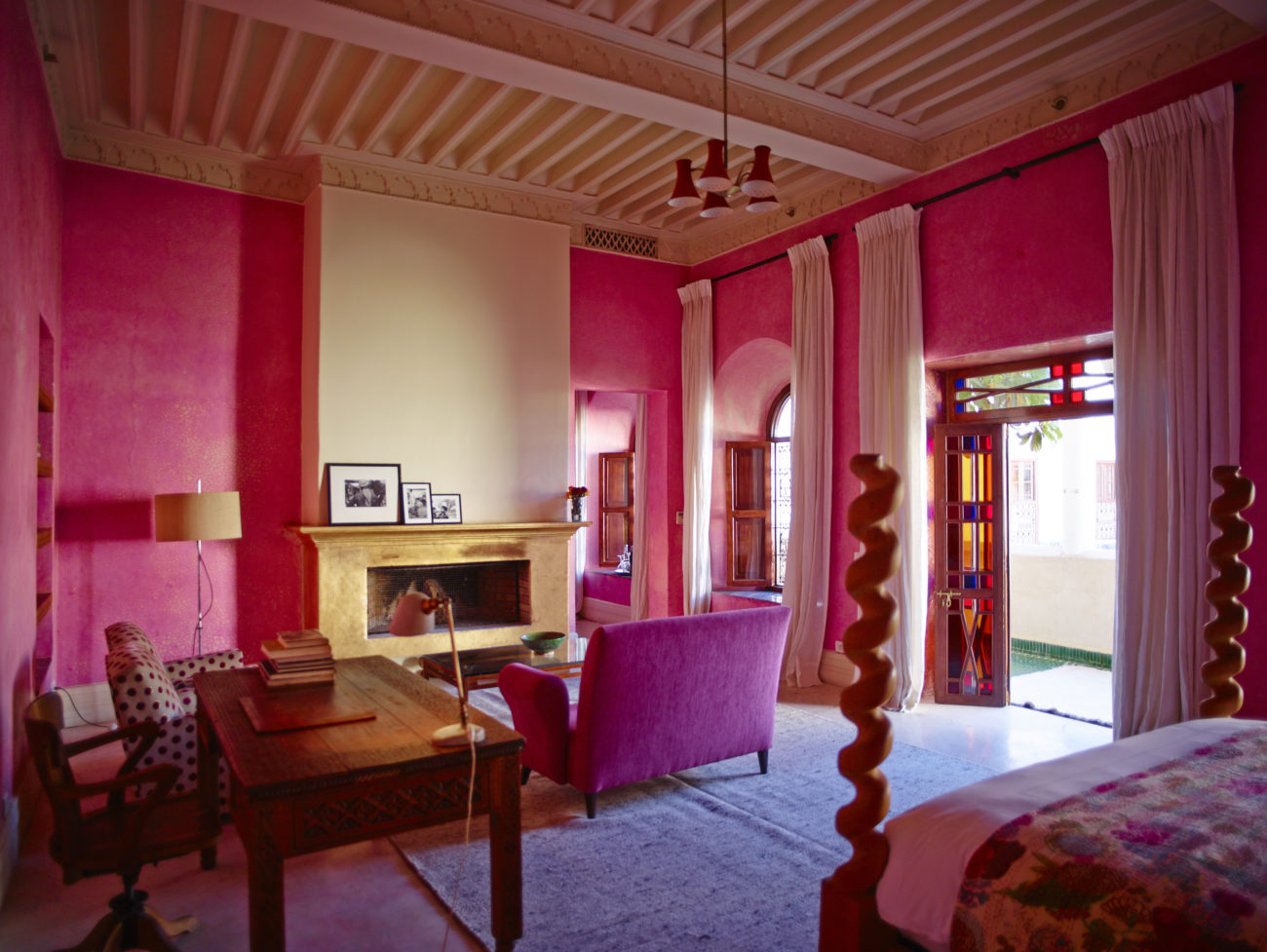 imperial-suite-room-pink-cozy-fireplace-desk-doublebed-morocco-marrakesh
