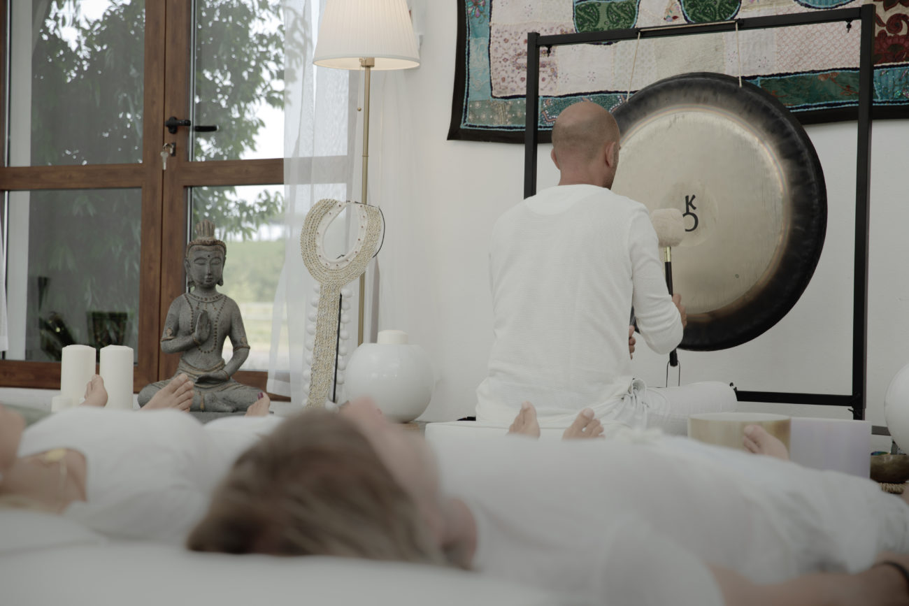sound-meditation-relax-mindful-silence-gong-bath-alchemy-crystal-bowls-dojo-bianco-tuscany-italy