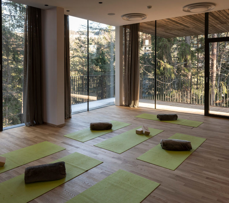 yoga_meditation_room_forest_view_nature_dolomites_eco_hotel_saltus